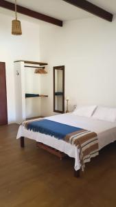 um quarto com uma cama grande num quarto em Pousada Yemanjá Cunhaú em Barra do Cunhaú
