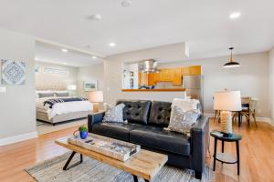 uma sala de estar com um sofá e um quarto em Port Angeles Water View Loft em Port Angeles