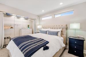 Un dormitorio con una cama grande y una ventana en Port Angeles Water View Loft, en Port Angeles