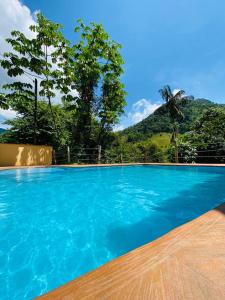 Πισίνα στο ή κοντά στο hermosa cabaña villa majo, cuenta con el espectacular rio santo domingo
