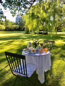 een tafel met eten en drinken in het gras bij La Matera Posada de Campo in San Rafael