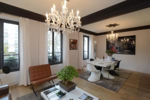 a living room with a table and a chandelier at Appartement Paris Tour Eiffel in Paris