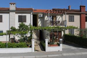 een huis met een balkon ervoor bij Apartments with a parking space Pula - 7646 in Pula