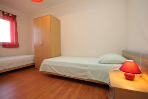 een slaapkamer met een bed en een bureau met een lamp bij Apartments with a parking space Pula - 7646 in Pula
