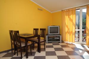 een eetkamer met een tafel en een tv bij Apartments with a parking space Pula - 7646 in Pula