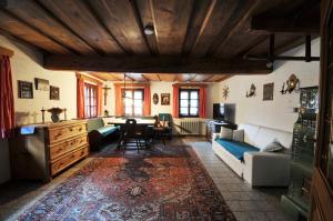 ein Wohnzimmer mit einem Sofa und einem Tisch in der Unterkunft Haus am Bach in Bad Kleinkirchheim