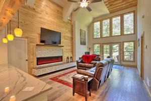 Μια τηλεόραση ή/και κέντρο ψυχαγωγίας στο New Construction with Modern Design and Hot Tub!