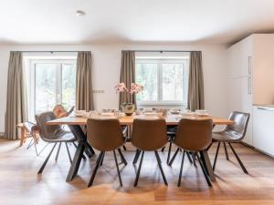 薩爾巴赫－欣特爾格勒姆的住宿－Chalet Heimelig M，一间带桌椅的用餐室