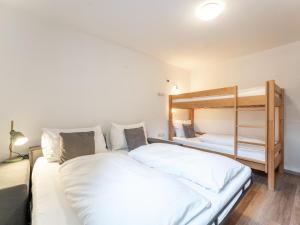 薩爾巴赫－欣特爾格勒姆的住宿－Chalet Heimelig M，一间卧室配有两张床和一张双层床。