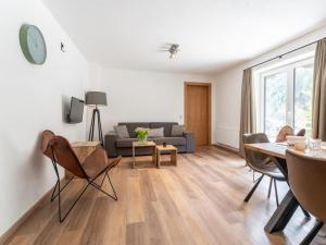 uma sala de estar com um sofá e uma mesa em Chalet Heimelig XL em Saalbach Hinterglemm