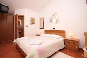 Posteľ alebo postele v izbe v ubytovaní Studio Umag 7666a