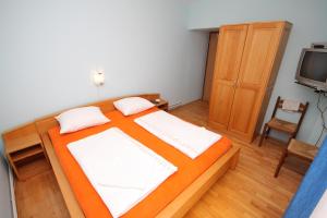 Łóżko lub łóżka w pokoju w obiekcie Double Room Peroj 2235d