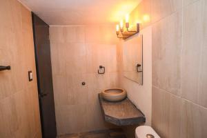 un baño con inodoro y lavabo en habitacion, tipo hotel 4 personas aire acond, independiente, nuevo TV smart 60 pulgadas D9, en Ciudad Valles 14 fotos más