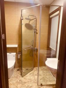 Thuỷ Anh Hotel في كات با: حمام مع دش ومرحاض ومغسلة