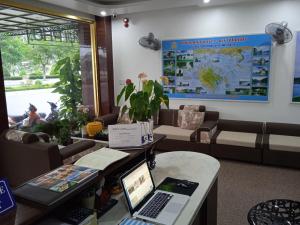 a waiting room with a laptop on a table at Thuỷ Anh Hotel in Cat Ba