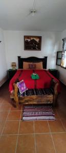 sypialnia z dużym łóżkiem i czerwonym kocem w obiekcie Francisco's rest house hotel w mieście Antigua Guatemala
