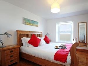 マーゲイトにあるDreamers Viewのベッドルーム1室(赤い枕のベッド1台付)