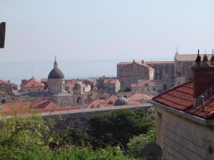 Blick auf eine Stadt mit Gebäuden und Dächern in der Unterkunft Apartments Ivory in Dubrovnik