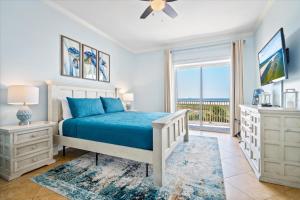 The Pelican Place - Amazing Views, Top Floor Condo في دوفين آيلاند: غرفة نوم مع سرير وشرفه مع المحيط