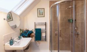 Et badeværelse på Southcott Farm Cottage + 35 billeder