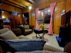 - un salon avec un canapé et une table dans l'établissement La Morada del Sol, à Puerto Iguazú