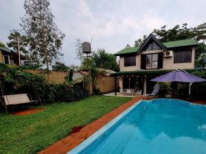 una casa con piscina en el patio en La Morada del Sol en Puerto Iguazú