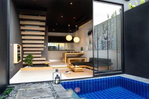 uma casa de banho com uma piscina de mergulho numa casa em Villoft Zen Living Resort em Thalang