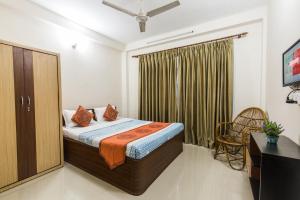 Giường trong phòng chung tại Hotel Acme Inn