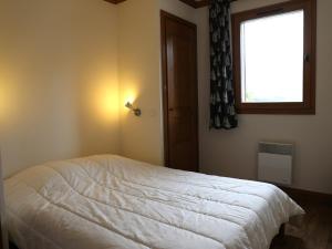a bedroom with a white bed and a window at Appartement Aussois, 3 pièces, 6 personnes - FR-1-508-276 in Aussois
