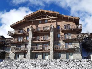 a building with balconies on the side of it at Appartement Aussois, 3 pièces, 6 personnes - FR-1-508-276 in Aussois
