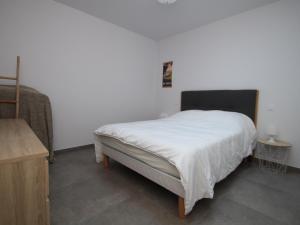 - une chambre avec un lit doté d'un couvre-lit blanc dans l'établissement Appartement Banyuls-sur-Mer, 2 pièces, 4 personnes - FR-1-309-208, à Banyuls-sur-Mer
