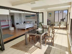 uma sala de estar com uma cama e uma mesa em Citadel Suite em Port Macquarie