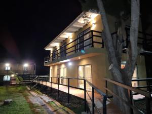 une maison la nuit avec un arbre devant dans l'établissement La Vikinga, à Buenos Aires