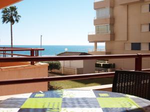 balcón con mesa y vistas al océano en ApartUP La Concha Beachfront I, en Oropesa del Mar