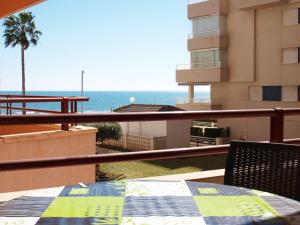 uma varanda com uma mesa e vista para o oceano em ApartUP La Concha Beachfront I em Oropesa del Mar