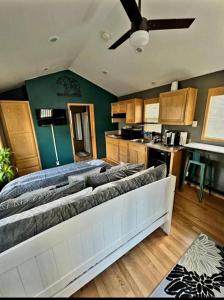 - une cuisine avec un grand lit dans une chambre dans l'établissement The Bogi Bear Inn, à Forks