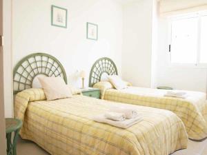 ein Schlafzimmer mit zwei Betten mit Handtüchern darauf in der Unterkunft ApartUP Spectacular Beach View in Oropesa del Mar