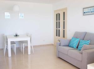 Ein Sitzbereich in der Unterkunft ApartUP Spectacular Beach View