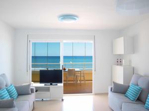 ein Wohnzimmer mit Blick auf das Meer in der Unterkunft ApartUP Spectacular Beach View in Oropesa del Mar