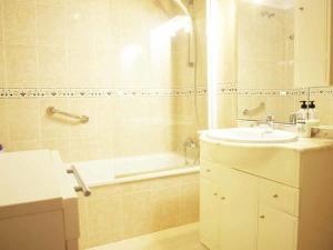 ein Badezimmer mit einem Waschbecken, einer Badewanne und einem Waschbecken in der Unterkunft ApartUP Spectacular Beach View in Oropesa del Mar