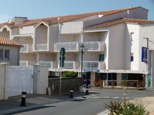 ロンジュヴィル・シュル・メールにあるAppartement Longeville-sur-Mer, 2 pièces, 4 personnes - FR-1-336-28の白いバルコニー付きの広い白いアパートメントです。