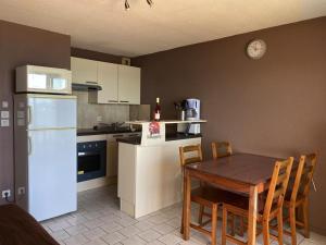 Kuhinja ili čajna kuhinja u objektu Appartement Longeville-sur-Mer, 2 pièces, 4 personnes - FR-1-336-28