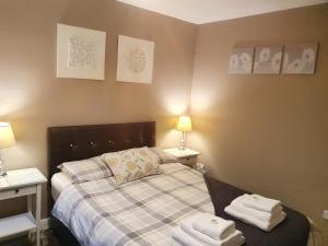 1 dormitorio con 1 cama con toallas en The Savile, Luxury Apartment Leeds - Your Next Stay, en Leeds