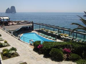 a swimming pool with the ocean in the background at Diva La Canzone Del Mare in Capri