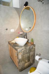 a bathroom with a sink and a mirror at Apartamento Hermoso en Residencial - Huacachina in Ica
