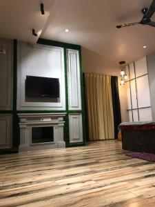 TV a/nebo společenská místnost v ubytování Entire Craftsman house with 2 Bedrooms kitchen and more