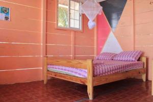 un banco de madera con cojines púrpura en una habitación en Private Over-Water Cabin on paradise San Blas island, en Waisalatupo