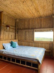 Gia Nghĩa的住宿－Bamboo Villa，稻草间的一个床位,窗户