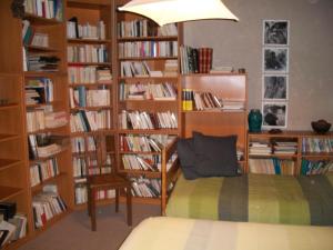 una stanza con librerie piene di libri di B&B "Les Remparts" a Vouvant