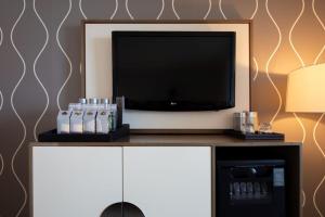 One-Bedroom Apartment في ميامي بيتش: تلفزيون بشاشة مسطحة جالس فوق خزانة